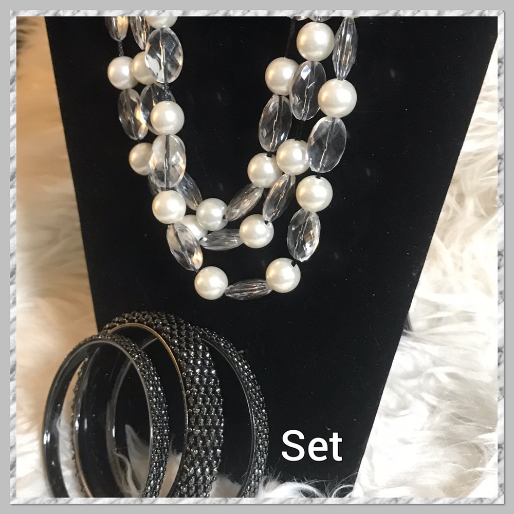 Necklace and bracelet set